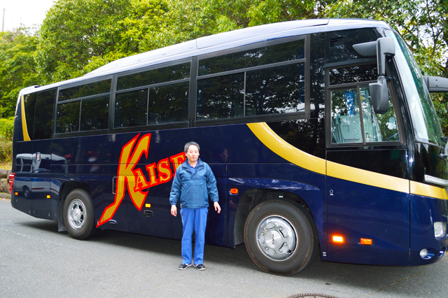 画像は、弊社のドライブスタッフさんです。KAISEIとロゴが描かれた素敵なバスの前で写真を１枚。