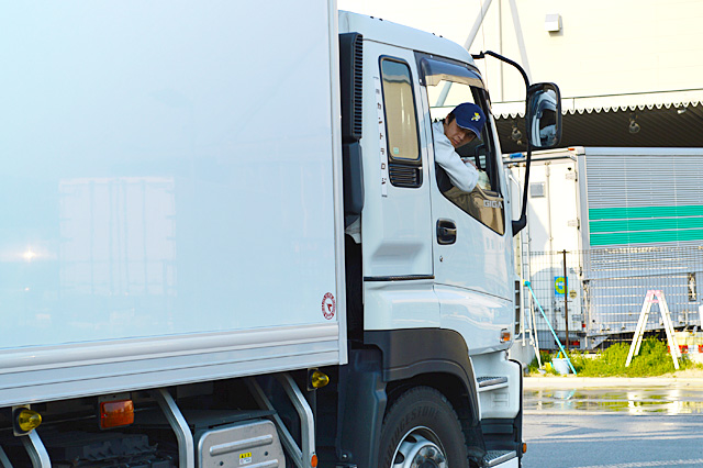 画像は、山田さんが１日の勤務を終え車両を車庫入れする風景です。